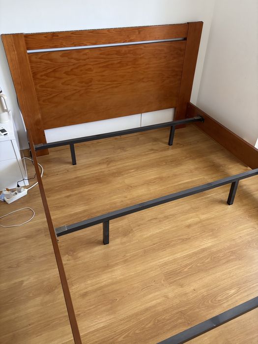 Cama com estrado.