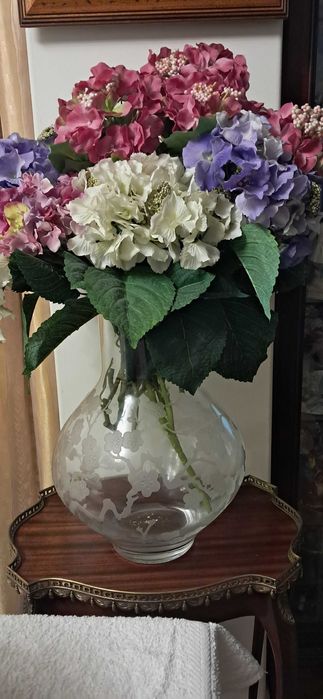 Grande Jarra de Vidro Com Flores em Relevo