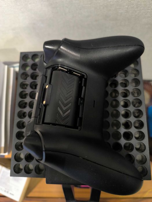 Xbox Series X + 2 Comandos com Bateria + Call of Duty Cold War