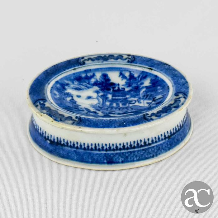 Saleiro oval China, Qianlong, séc. XVIII, decoração paisagem e pagodes