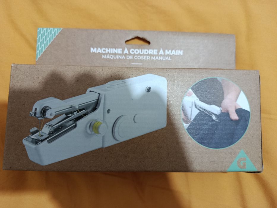 Máquina de costura manual na caixa original