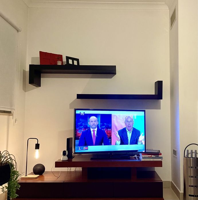 Prateleiras em madeira maciça