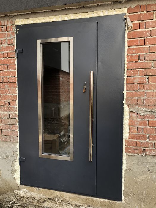 Двері металеві в підізд, будинок.
