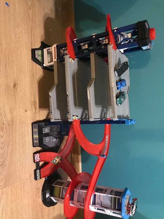 duży parking zjerzdzalnie tor wyścigowy dla  aut