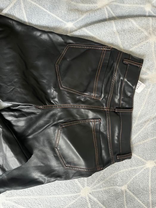 чорні шкіряні штани прямого крою pull&bear