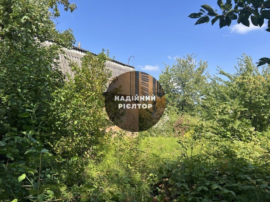 Дачна ділянка з будинком