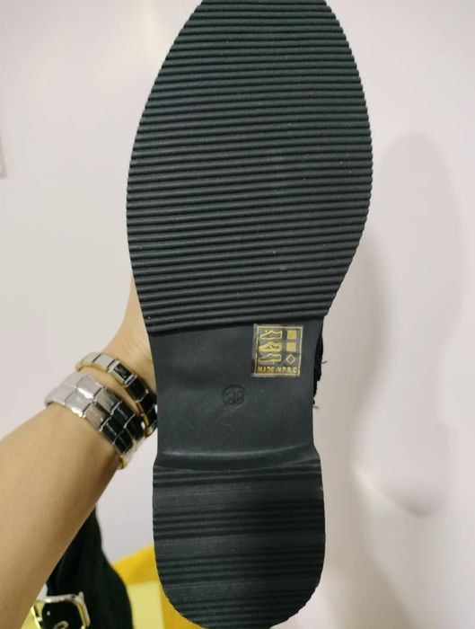 Vende-se botas pretas novas