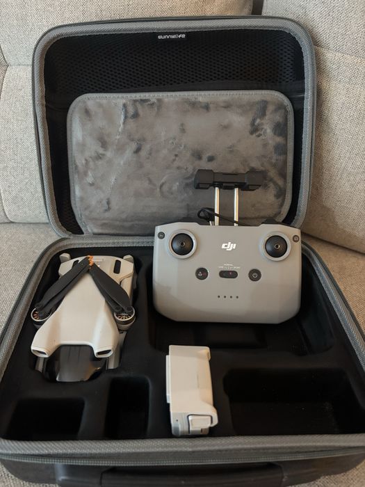 DJI Mini 3 zestaw+ kontroler DJI RC + bateria + walizka