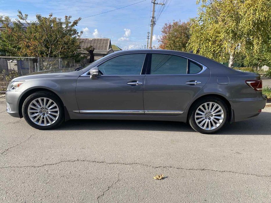 Автомобиль Lexus LS 460