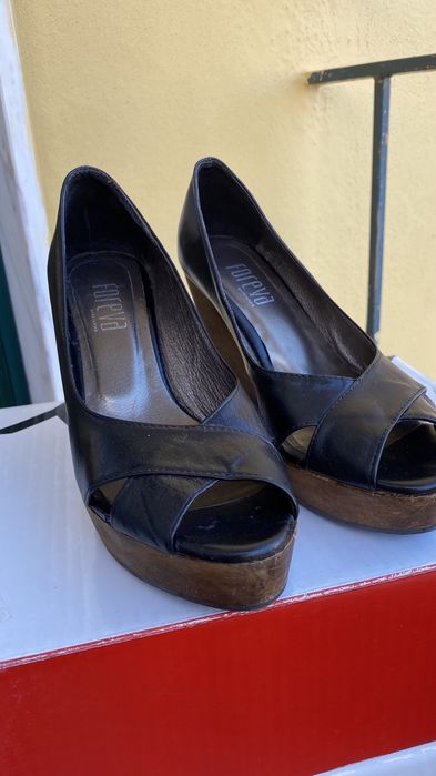Sapato em pele da marca Foreva