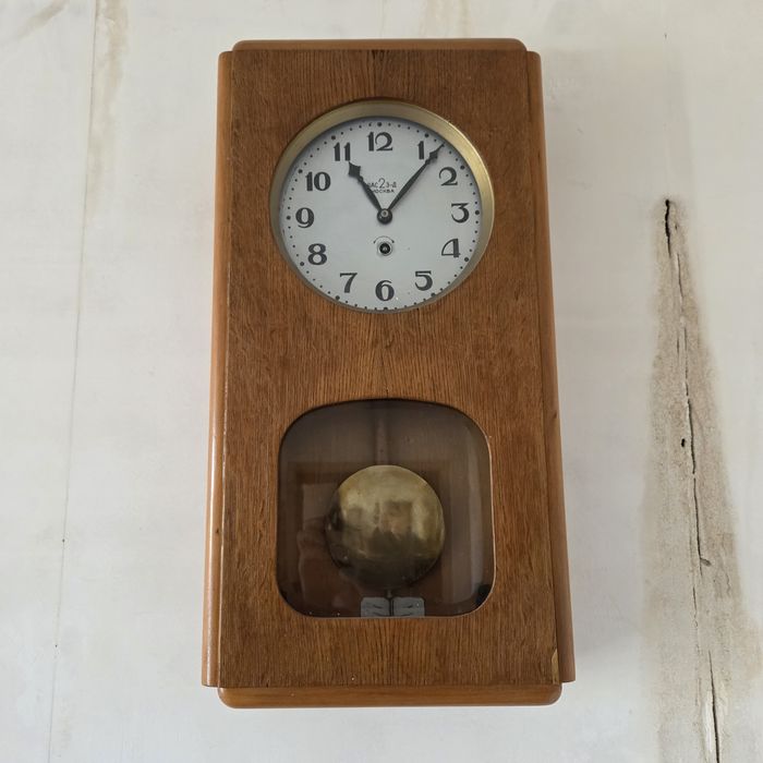 Часы настенные с маятником.