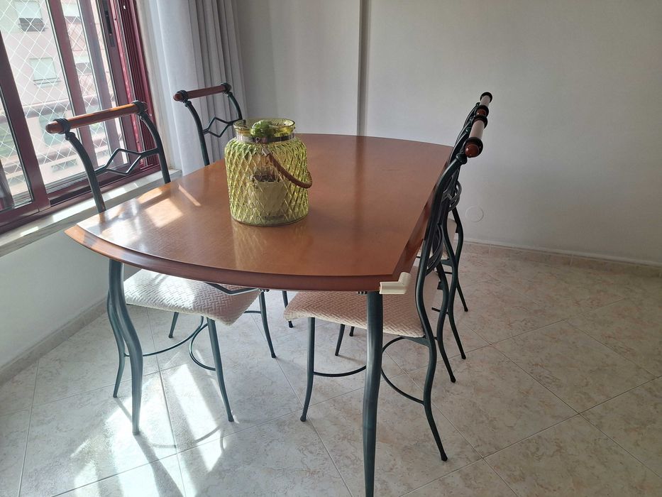Movel sala mais cristaleira, mesa e quatro cadeiras