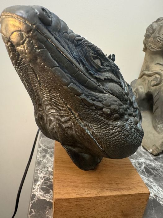 Estátua de cabeça de iguana azul feita de cobre puro.