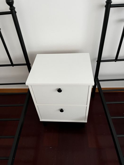 Duas camas em aço preto fosco, com colchões e capas de colchão