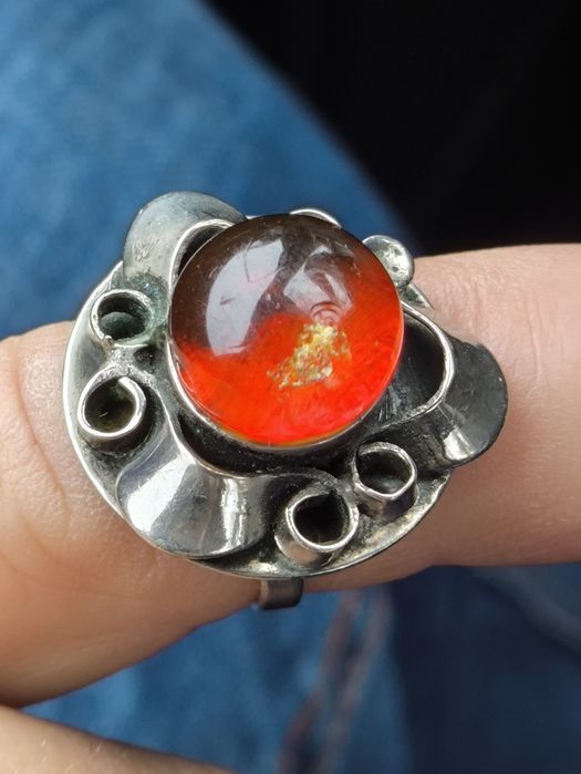 Stary metalowy pierścionek z bursztynowym oczkiem,uszkodzony. Vintage