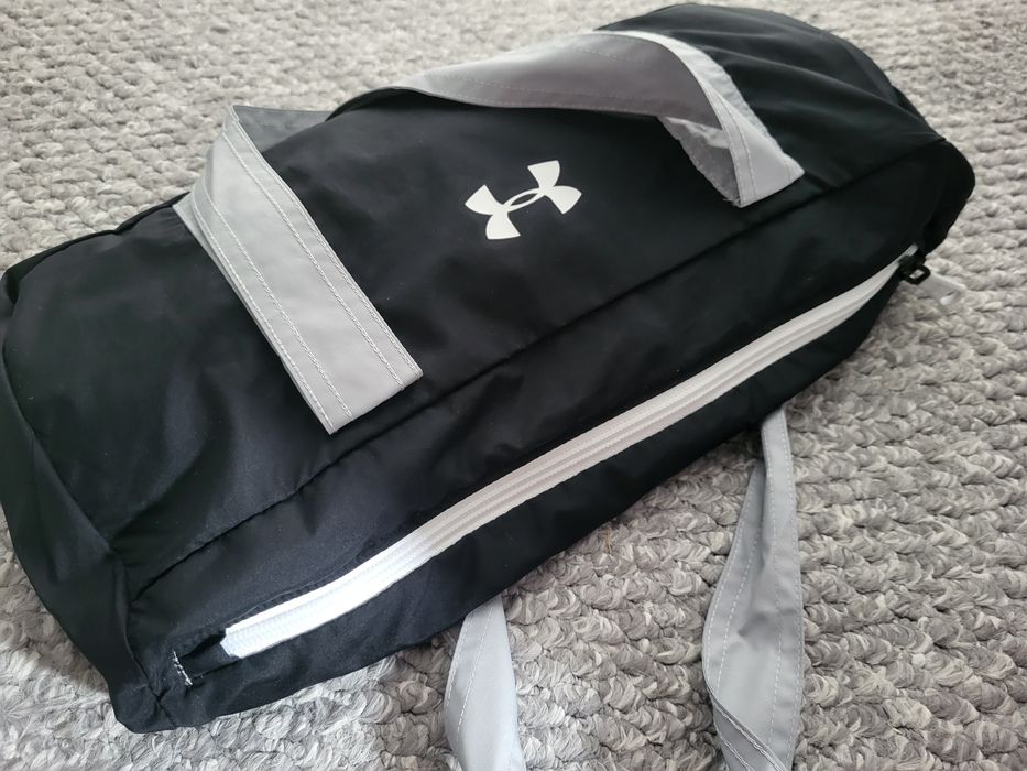 Lekka kurtka UNDER  ARMOUR  134/140  kangurka wiatrówka