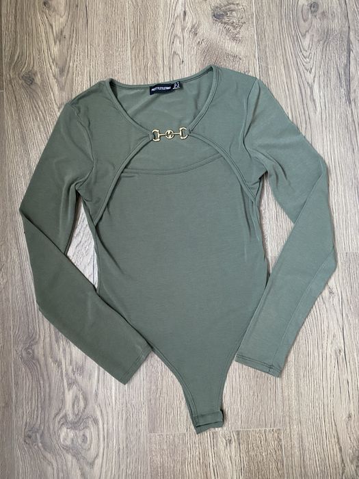 Body khaki, ozdobny dekolt, sprzączka