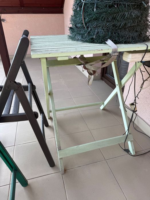 Stół i krzesła drewniane