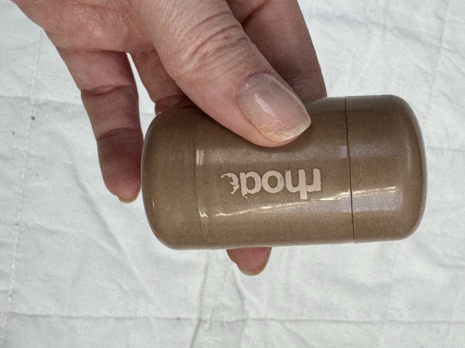 Piekny roz do policzkow w sticku od Rhode