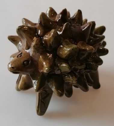Escultura de ouriço cacheiro, de Rosa Ramalho
