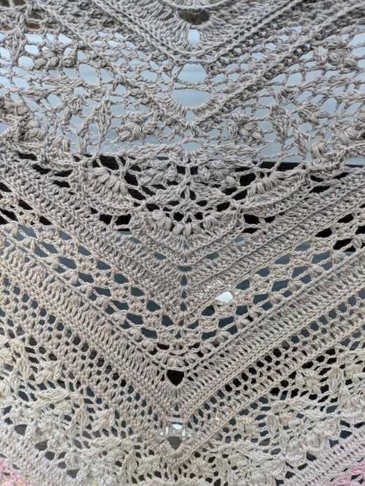 Bardzo duża chusta zrobiona szydełkiem