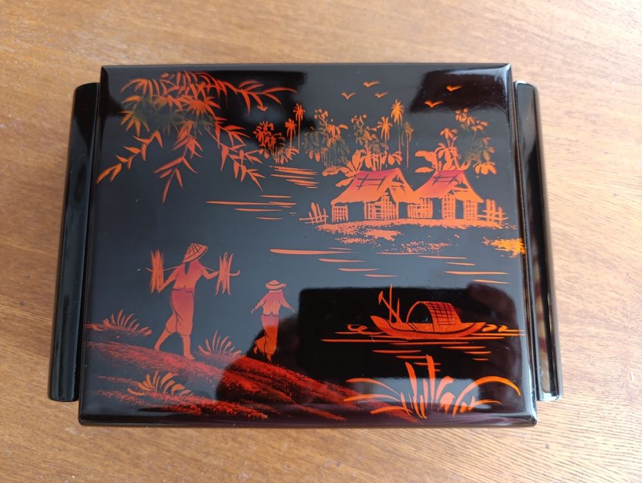 Лакированная большая  шкатулка .