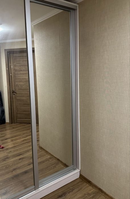 Простора 3-кімнатна квартира з джакузі, каміном та системою «Розумний дім».