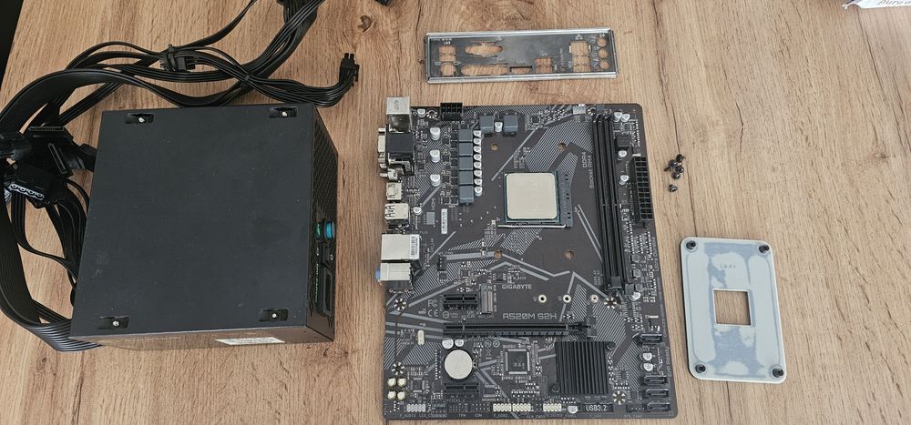 Kit Upgrade Ryzen 5 3400G + Gigabyte A520M S2H + Fonte 550W