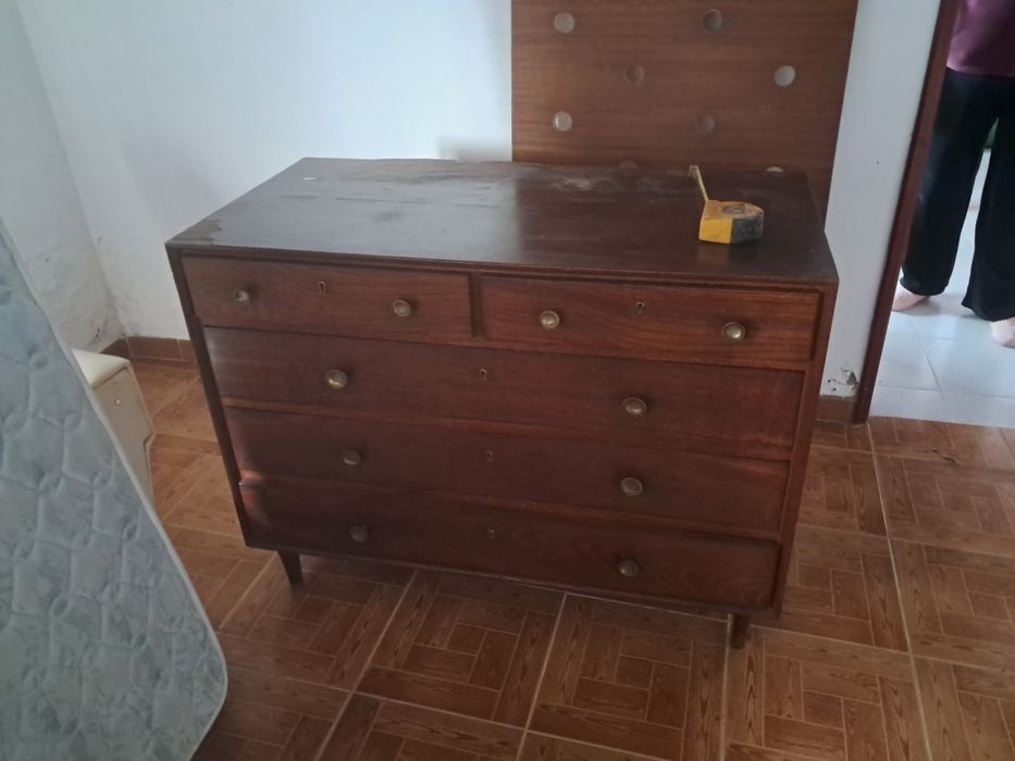 Cómoda madeira com cinco gavetas
