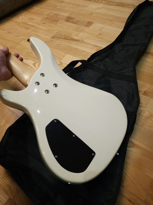 Gitara basowa Santander