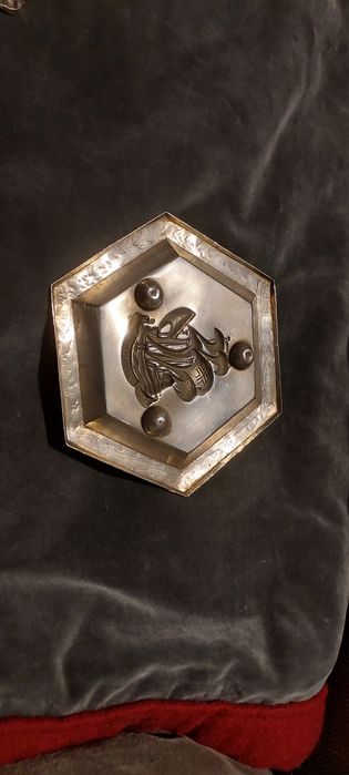 salvas e trinchantes em prata contrastados