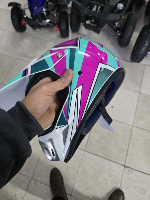 Capacete de criança novo dentro da caixa