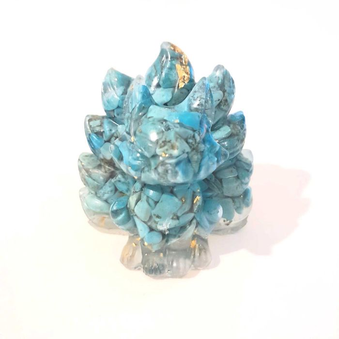 Raposas e unicórnios em resina com pedra semipreciosa