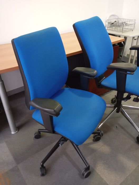 Duas cadeiras de escritório ajustáveis com rodas