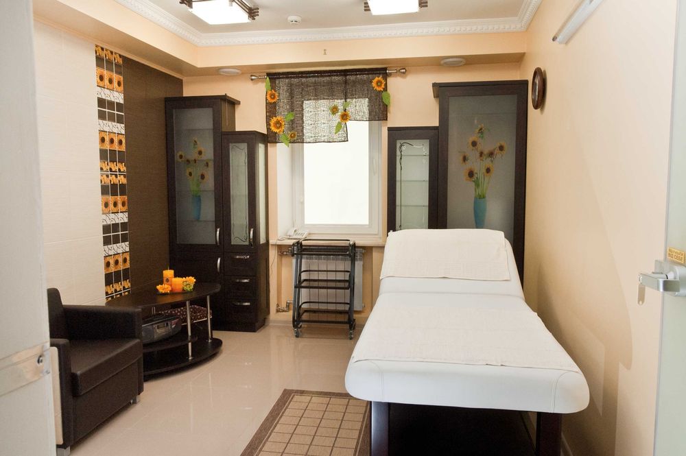 Продаж комерційного приміщення (діючий бізнес) біля Гостинця 447 м.кв.