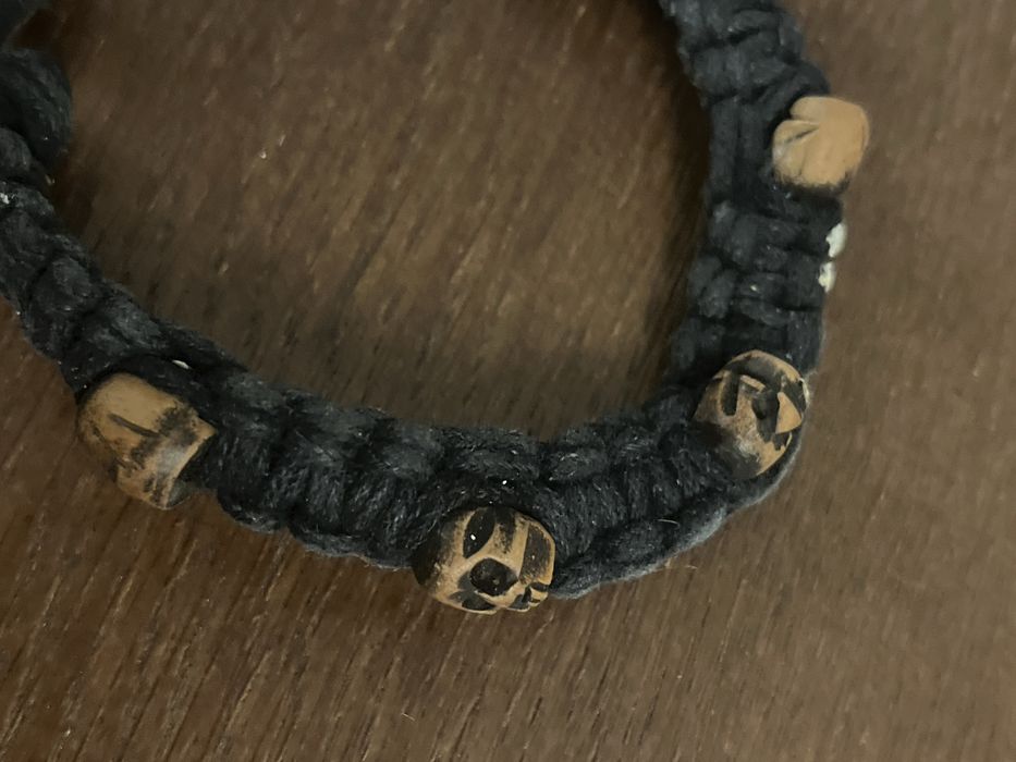 Opask na reke z czaszkami z drewna