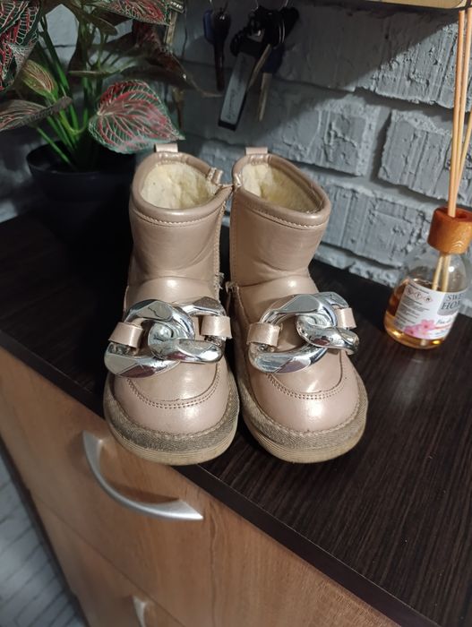 Зимові черевики для дівчинки