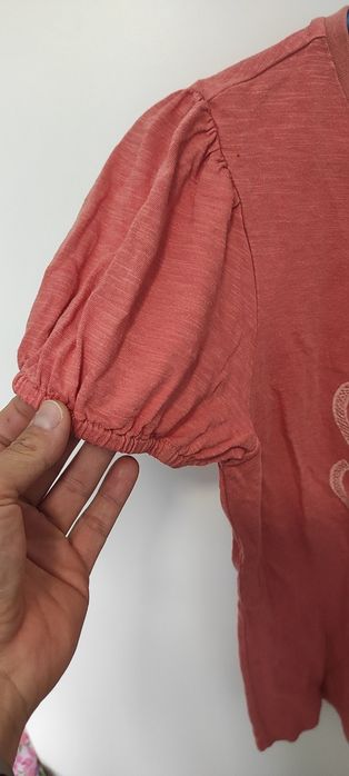 T-shirt z bufiastymi rękawami