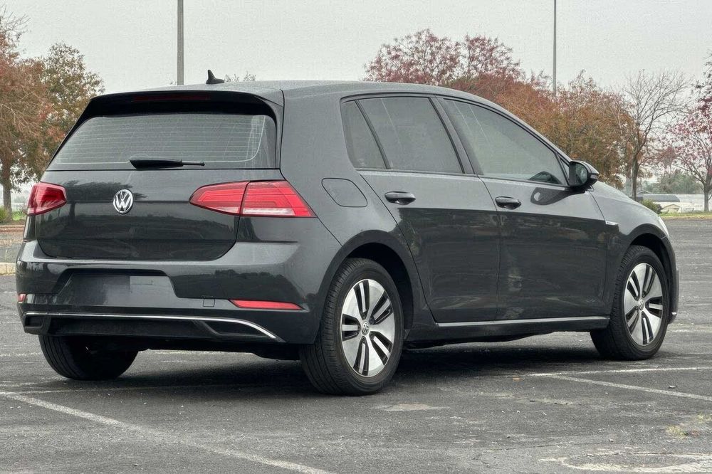 Volkswagen e-Golf      2019