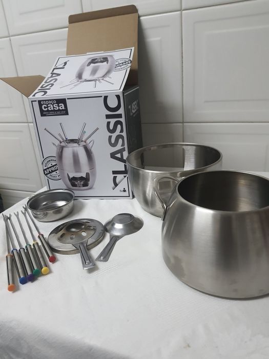 Fondue em inox e quase sem uso