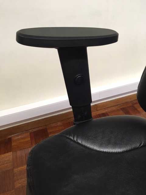 Cadeira de Escritório - ajustável com rodas