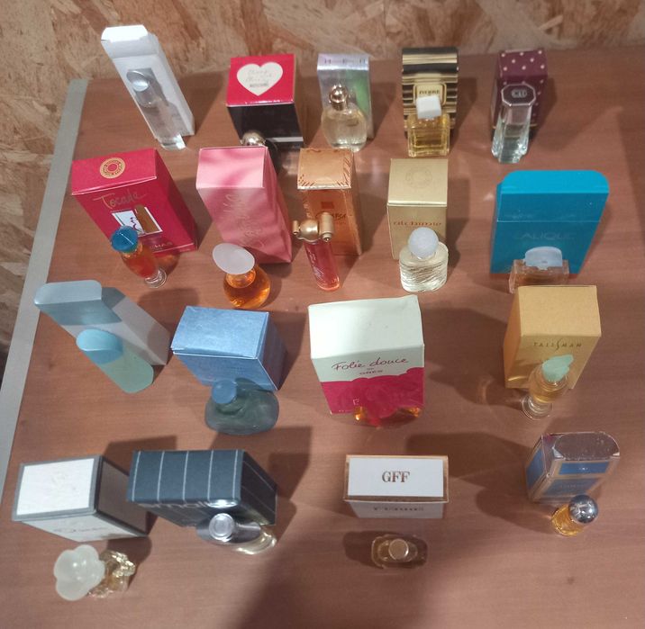 miniaturas perfumes  e expositores e fasciculos