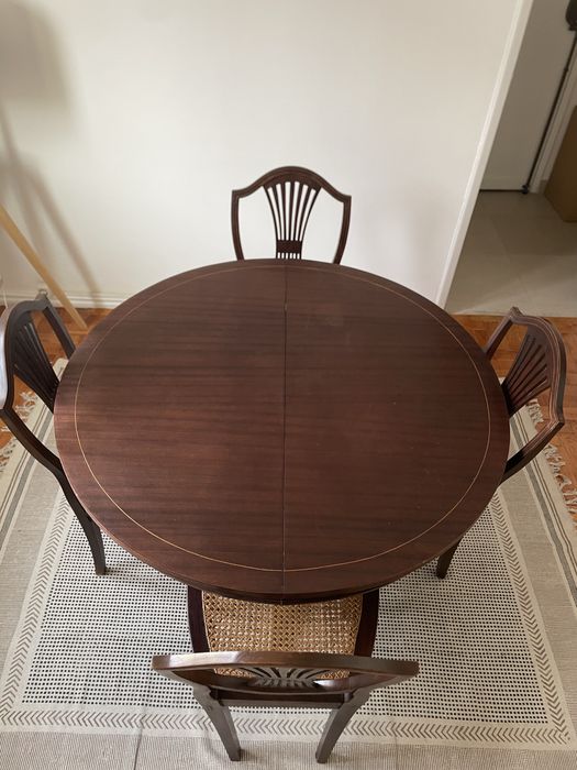Mesa jantar extensível + 4 cadeiras