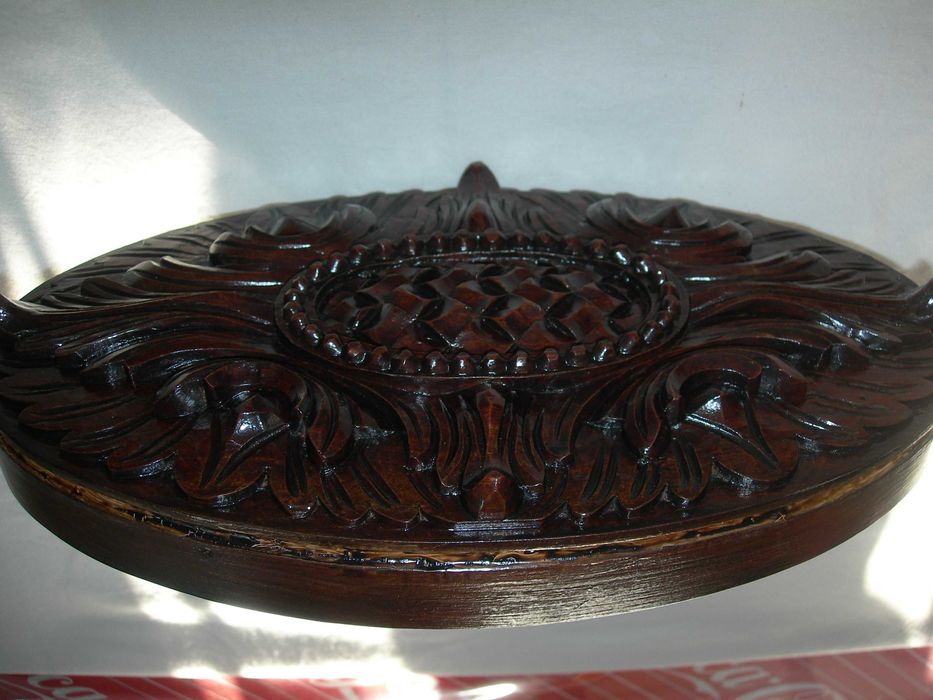 Peça de madeira para decoração de parede.