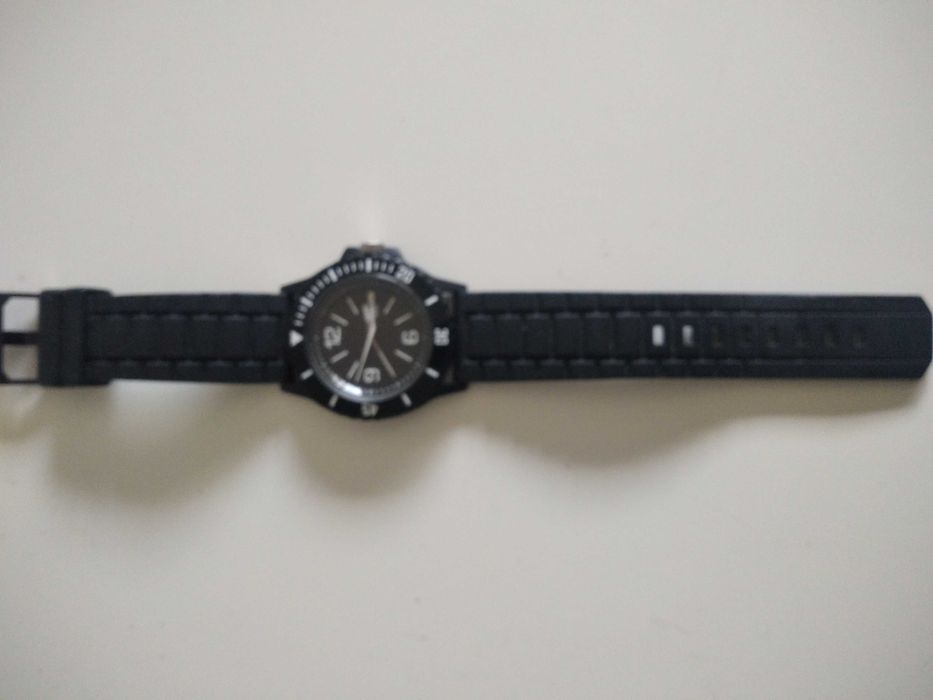 Relógio quiksilver Original em bom estado com pilha nova.