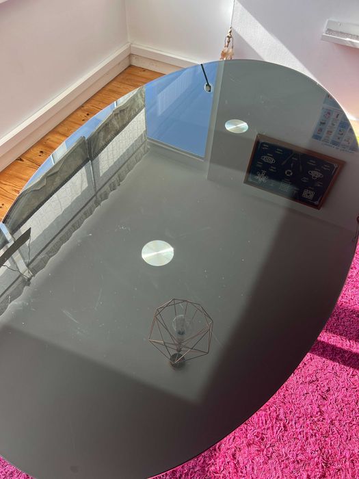 Mesa de Jantar oval com tampo em vidro