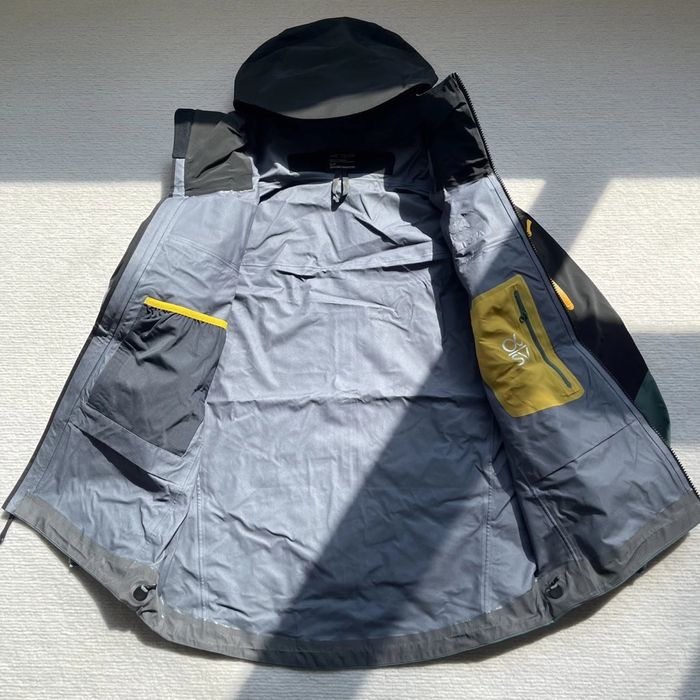 Вітровка Arc'teryx Alpha SV Jacket  "Dark Magic" Edition