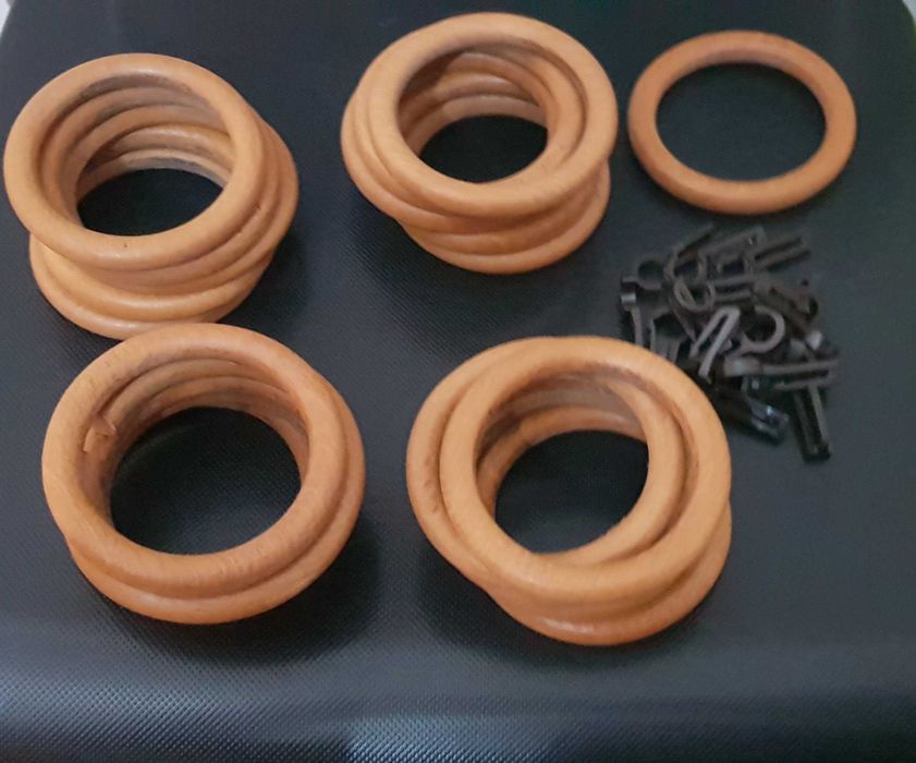 Cortinados resistentes prontos a serem usados oferta das argolas de madeira