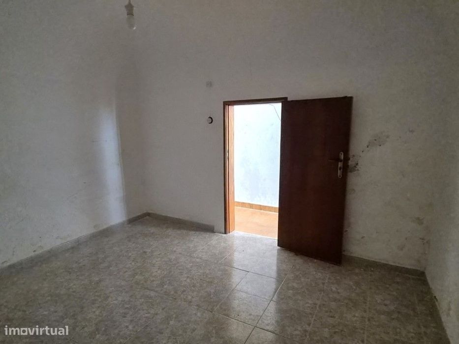 Moradia T1+1 com quintal na Vila de Redondo (Évora)