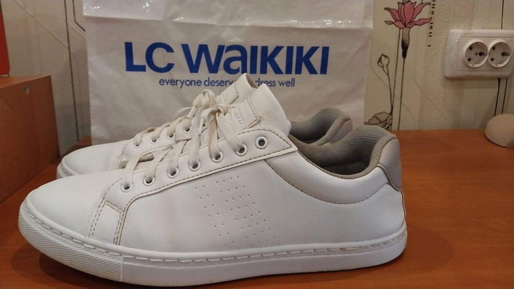 Продам мужские демисезонные кроссовки Сникерсы  LC Waikiki.